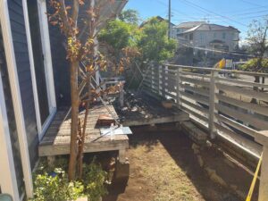 木製のデッキとフェンスを撤去　お庭のリフォーム　Before