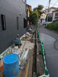 ブロックの基礎工事と、崩れかけている道路縁石の補修