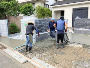 土間職人さんが駐車場のコンクリート打ち作業中