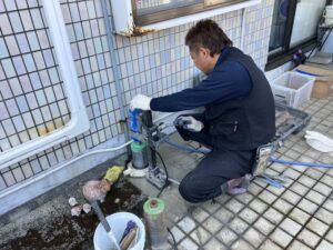 フェンスを取り付けるために柱部分を穴あけする