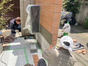 門回りの改修工事で新しく木目調タイルを張る