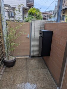 左右の間仕切り門扉を統一