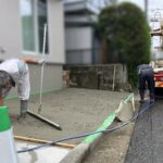 土間のコンクリート施工は、ミキサー車で半液状で現場に搬入されます
