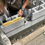 ブロックを積む時は水平器を使って段差ができないようにしています