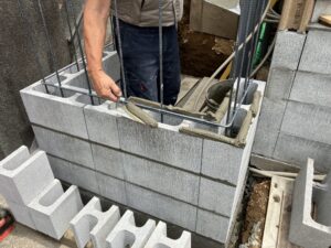 ブロック間を埋めるモルタルも専用のコテで手際よく塗っていきます