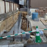 門袖の後ろに土留め用の型枠ブロックを積んで1段高い部分を造り, その上にカーポートを付ける