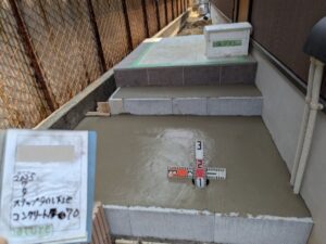 タイル張りの階段の下地作り。決められたコンクリートの厚みで施工。