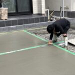 土間打ちに土間屋さんの力を借りての作業