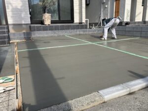 駐車場のコンクリート打ち作業