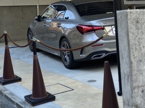駐車場に舛がある場合に、鉄製の蓋をかぶせて化粧ハッチを用いて美しく仕上げる