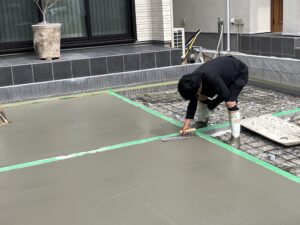 駐車スペースのコンクリート打ち作業