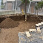 お庭のリフォームで、盛土を搬出して人工芝を敷く