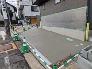 コンクリート打ちの際に、汚れが付かないように壁や雨どいに養生をする