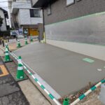 コンクリート打ちの際に、汚れが付かないように壁や雨どいに養生をする