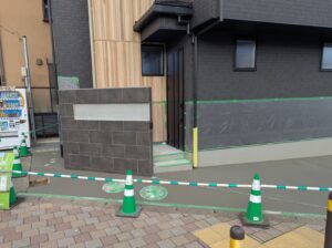 コンクリート打ちの際に 、汚れないように建物の壁にはビニールを、雨どいにはスポンジを付ける