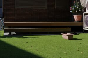 お庭の雑草対策でコンクリートの上にウッドデッキを作る