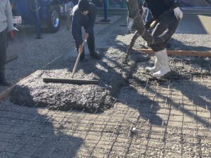 大きな面積の土間コン打設を数回に分けて仕上げる