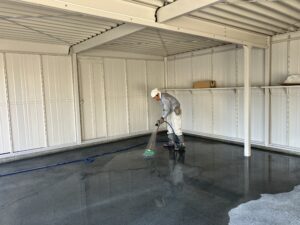 ならしたコンクリートの表面を洗い出して、わざと内部の砂利を露出させて趣ある仕上がりにする