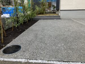 洗い出し仕上げで無機質にならないように工夫