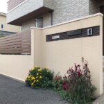 塗り壁（ジョリパット）　バルコニーに合わせた目かくしフェンス